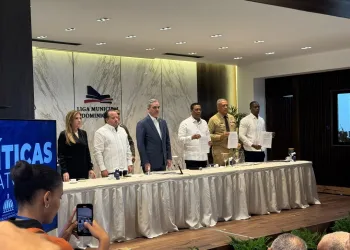 Gobierno dominicano firma acuerdo para fortalecer control migratorio con apoyo de alcaldías