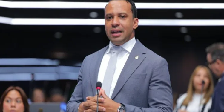 Diputado Oscar Morel acusa al director del SNS de provocar colapso del sistema de salud
