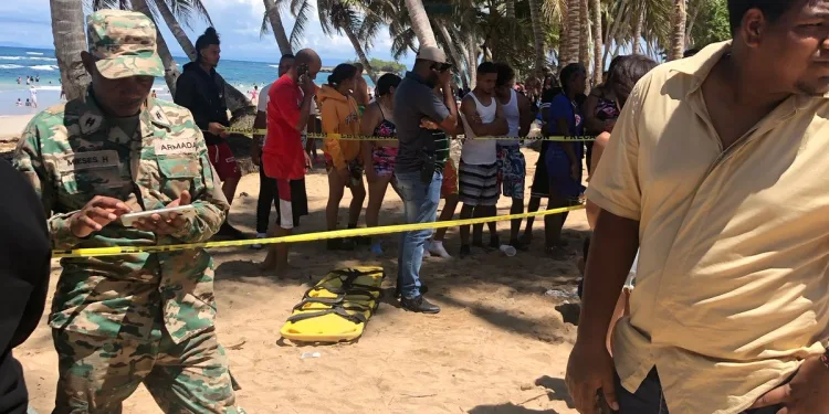 Joven de 19 años pierde la vida tras ahogarse en Playa Arroyo Salado; residía en Santiago