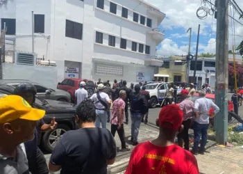 Virtudes Álvarez denuncia agresión contra manifestantes durante marcha en conmemoración de la Revolución de Abril