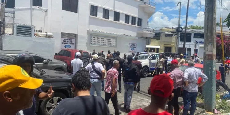 Virtudes Álvarez denuncia agresión contra manifestantes durante marcha en conmemoración de la Revolución de Abril
