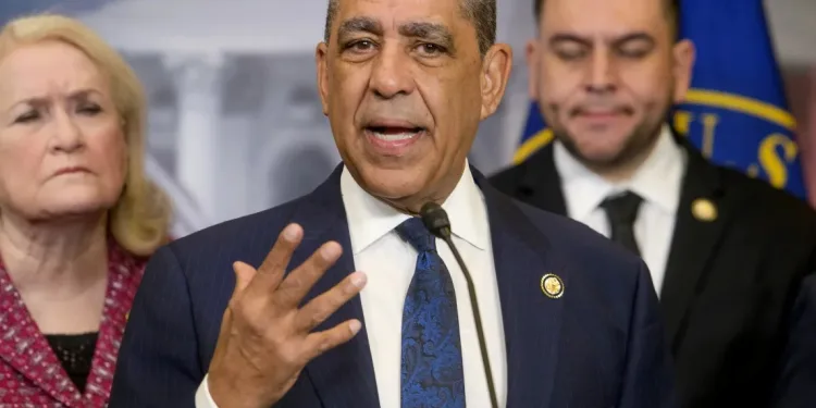 Adriano Espaillat sale fortalecido tras intento de sanción en el Partido Demócrata de Manhattan