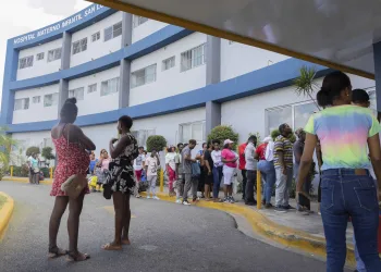 Gobierno activará medidas migratorias en hospitales; extranjeros sin documentos serán atendidos y luego repatriados