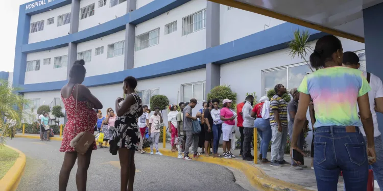 Gobierno activará medidas migratorias en hospitales; extranjeros sin documentos serán atendidos y luego repatriados