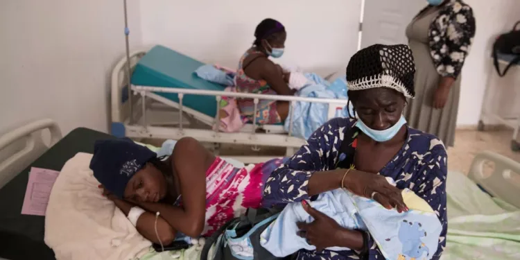 Médicos obligados a exigir papeles a migrantes antes de brindar atención en hospitales públicos