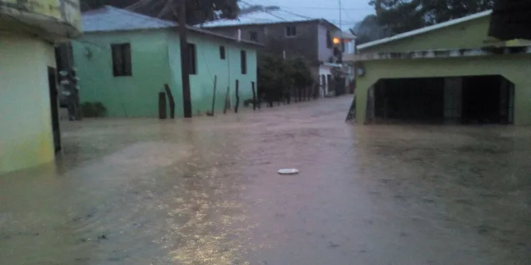 Vaguada provoca inundaciones en varias provincias; COE emite alertas amarilla y verde