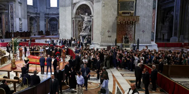 Roma se despide del papa Francisco: miles de fieles acuden a rendir homenaje en San Pedro