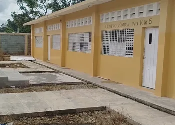 Madres del km 5 en El Factor exigen terminación de escuela; denuncian proceso de remozamiento hace un año