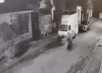 Joven sufre fracturas tras impactar contra vehículo estacionado en Sánchez