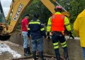 Higüerito incomunicado; Alcaldía de El Factor y bomberos intervienen puentes obstruidos en varias zonas