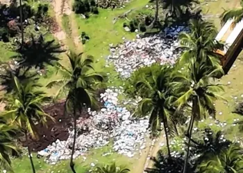 ¡Otra vez el desastre! Playa Arroyo Salado convertida en vertedero ante indiferencia de autoridades